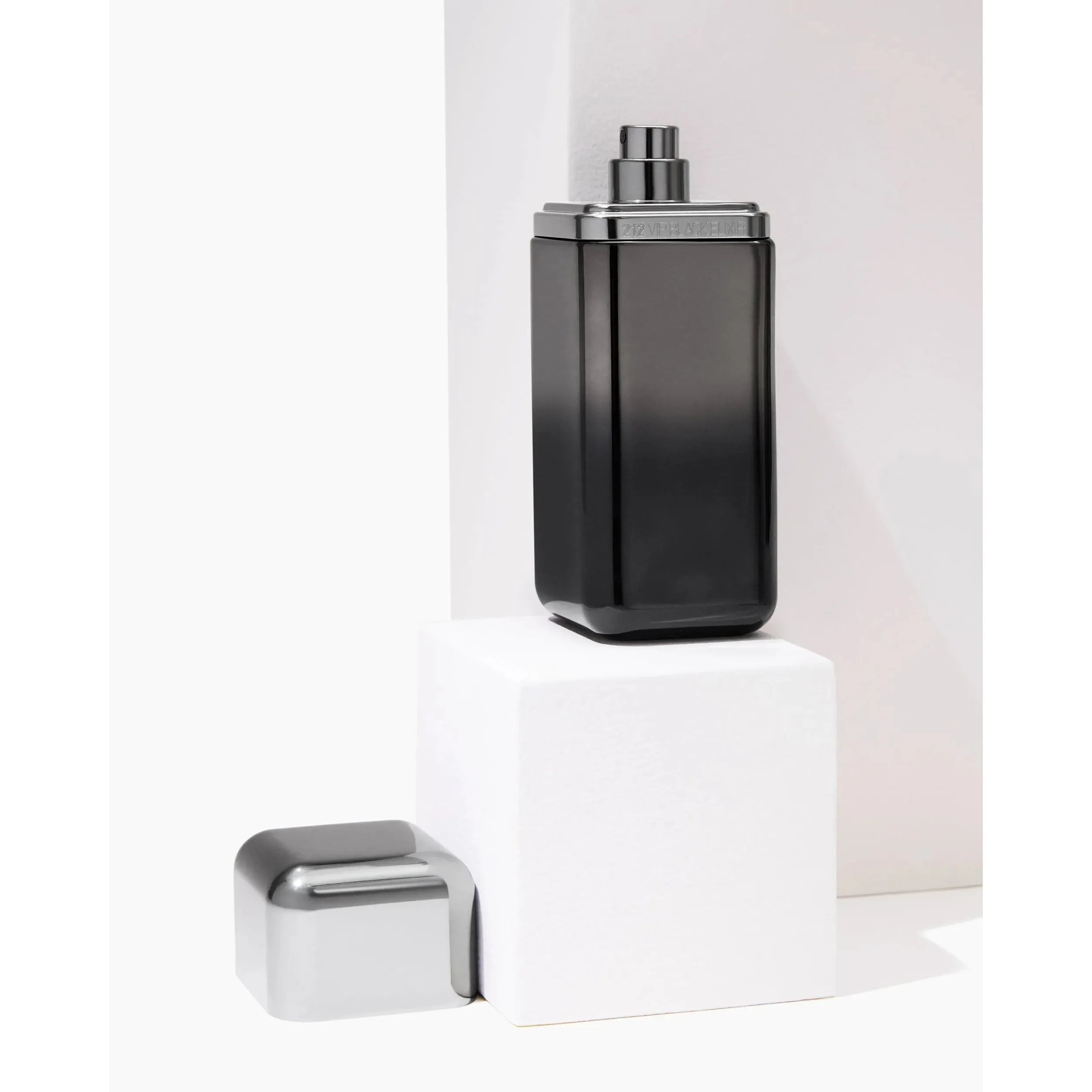Perfume Carolina Herrera 212 VIP Black Elixir EDP (M) / 100 ml - 4 - Privé Perfumes Honduras